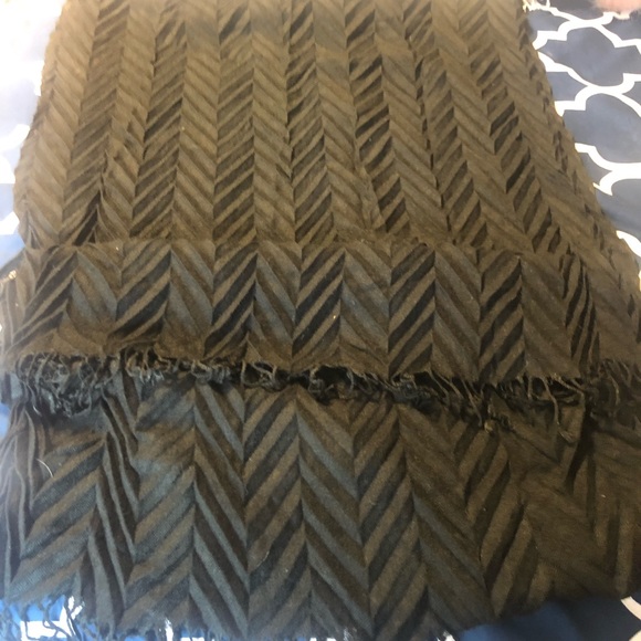 Black Extra Large Accordion Scarf like new - Picture 3 of 3
